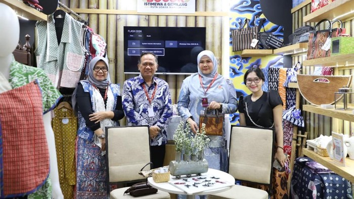 Ketua Dewan Kerajinan Nasional Daerah (Dekranasda) Kabupaten Bogor Eva Rudy Susmanto saat menghadiri Pameran Kerajinan Nusantara atau Kriyanusa 2026 di Jakarta International Convention Center, Sabtu (26/9/2026).