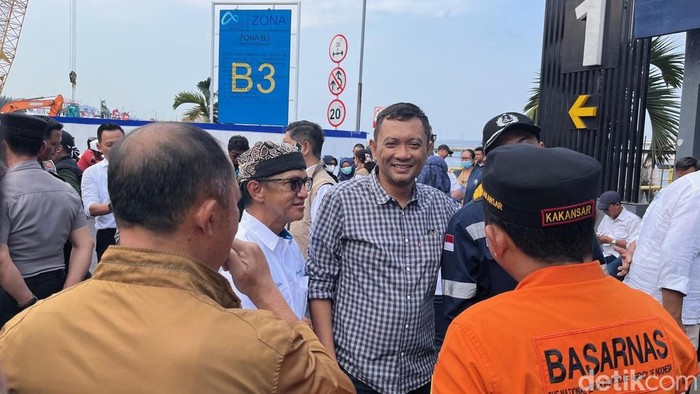 Ketua DPRD Banyuwangi I Made Cahyana Negara saat memantau arus bongkar muat di dermaga MB pelabuhan ASDP Ketapang.