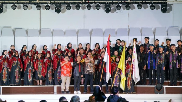 Ketua DPRD Kota Bogor, Dr. Adityawarman Adil, melepas delegasi Paduan Suara Mahasiswa (PSM) Agria Suara IPB yang akan berlaga dalam kompetisi paduan suara di Busan, Korea Selatan.