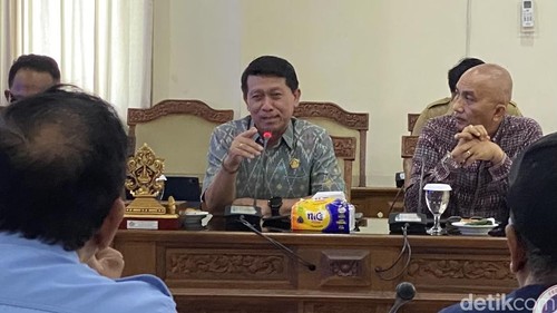 Ketua Komisi IV DPRD Bali I Nyoman Suwirta (kiri) dan Kepala Disnaker ESDM Bali Ida Bagus Setiawan saat Rapat Anggaran, Senin (28/9/2026).