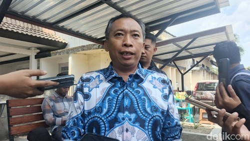 Ketua LPA Kota Mataram, Joko Jumadil, di Mapolresta Lombok Tengah, Senin (28/9/2026).