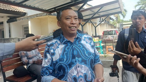 Ketua LPA Mataram, Joko Jumadi, ditemui awak media saat mengunjungi Polresta Lombok Tengah, Senin (28/9/2026). (Foto: Edi Suryansyah/detikBali)