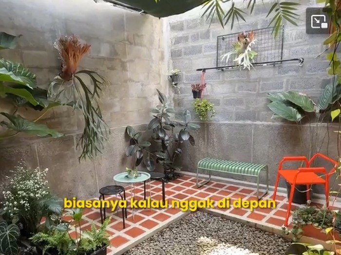 Rumah viral di Bandung seluas 36 m2. Dibangun sendiri tanpa arsite, hunian industrial ini tampil estetis dan fungsional.