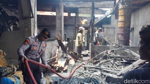 Kondisi rumah produksi pakan babi di Desa Keliki, Kecamatan Tegallalang, pasca kebakaran, Senin (28/9/2026).