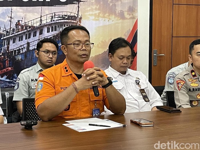 Konferensi pers hari ke-16 pencarian korban KM Virgo Transport 8 di Banjarmasin.