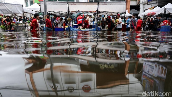 People board a truck equipped with plastic chairs to commute through a flooded area, in Bangkok, Thailand, September 28, 2026. REUTERS/Athit Perawongmetha     TPX IMAGES OF THE DAY