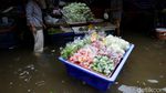 Korban Banjir Bangkok Serbu Pasar Demi Jaga Ketersediaan Makanan