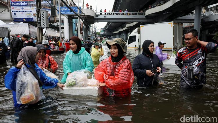 Korban Banjir Bangkok Serbu Pasar Demi Jaga Ketersediaan Makanan