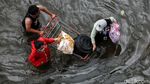 Korban Banjir Bangkok Serbu Pasar Demi Jaga Ketersediaan Makanan