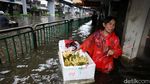 Korban Banjir Bangkok Serbu Pasar Demi Jaga Ketersediaan Makanan