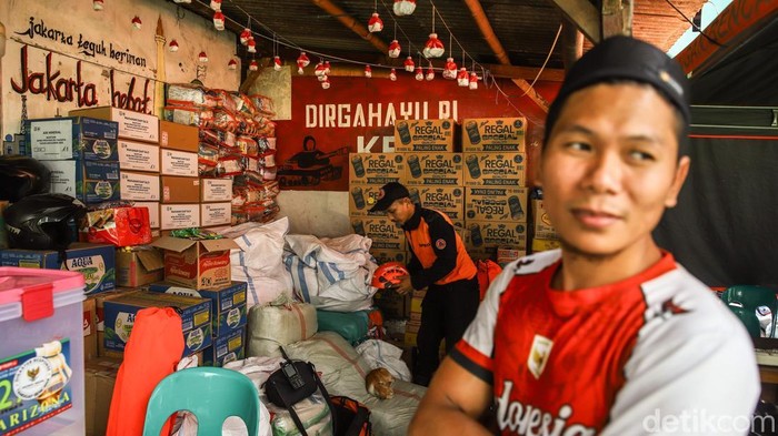 Sejumlah korban beraktivitas di posko pengungsian kebakaran kawasan Kampung Muka, Ancol, Jakarta Utara, Senin (28/9/2026). 2. Sehari setelah kebakaran, para korban masih bertahan di posko pengungsian sambil menunggu kondisi kembali pulih dan mencari tempat tinggal sementara.