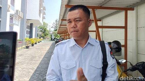 Kasubag Teknis KPU Lombok Barat, Muhammad Heri Wijaya ditemui di Kejari Mataram, Senin (28/9/2026). (Foto : Abdurrasyid Efendi/detikBali).