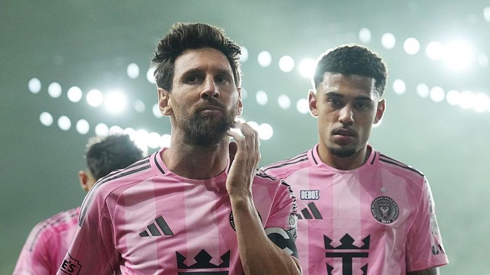 COLUMBUS, OHIO - SEPTEMBER 27: Lionel Messi #10 and Riquelme Fillipi of Inter Miami react after the MLS match between Columbus Crew and Inter Miami CF at ScottsMiracle-Gro Field on September 27, 2026 in Columbus, Ohio. (Photo by Chris Carter/Getty Im