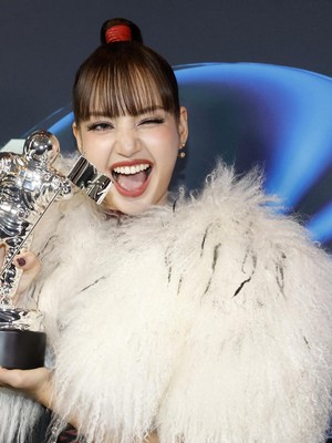 Rekor! Lisa BLACKPINK Solois Asia Pertama di MTV VMAs 2026