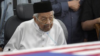Pakai Selang Oksigen, Tangis Mahathir Pecah Saat Antar Istri Dimakamkan