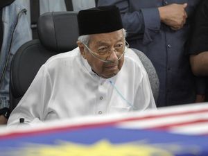 Eks PM Malaysia Mahathir Mohamad Dilarikan ke RS, Kondisinya Tak Stabil usai Istri Wafat