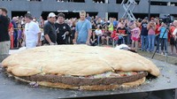 8 Makanan Jumbo di Dunia yang Bikin Speechless, Pancake hingga Burger Raksasa!