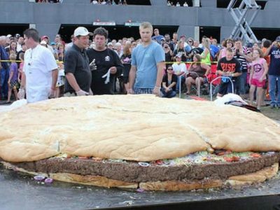 8 Makanan Jumbo di Dunia yang Bikin Speechless, Pancake hingga Burger Raksasa!