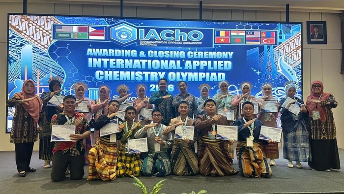 MAN 2 Kota Makassar borong medali di olimpiade kimia terapan internasional.