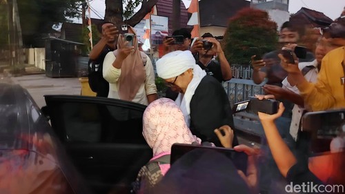Mantan pimpinan Ponpes Abul Barokat Wannafaat, Ahmad Imanuddin Sumar alias AIS atau Abah, beserta istrinya, Hurmiati, seusai diperiksa polisi, Senin (28/9/2026).