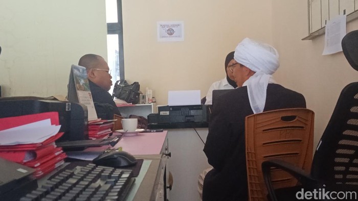 Mantan pimpinan Ponpes Abul Barokat Wannafaat, Ahmad Imanuddin Sumar alias AIS atau Abah, saat menjalani pemeriksaan Polresta Lombok Tengah, Senin (28/9/2026).