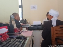 Abah AIS Diperiksa Terkait Kasus Pelecehan Santriwati, Begini Penampilannya