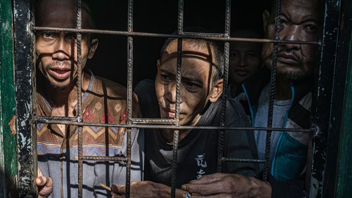 Meniti Jalan Pemulihan Lewat Doa Sejumlah pasien dengan gangguan jiwa berada di salah satu ruangan dalam pusat rehabilitasi milikYayasan Bina Tauhid Darul Miftahudin.