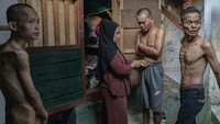 Para penghuni yang datang ke tempat ini membawa cerita dan kondisi yang berbeda. Sebagian masih membutuhkan pengawasan karena dapat bertindak agresif, seperti merusak fasilitas hingga memukul penghuni lain. Dalam kondisi tertentu, mereka ditempatkan di ruang terpisah dan dibatasi geraknya. ANTARA FOTO/Salma Talita 