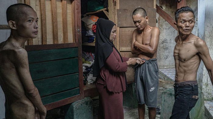 Meniti Jalan Pemulihan Lewat Doa Sejumlah pasien dengan gangguan jiwa berada di salah satu ruangan dalam pusat rehabilitasi milikYayasan Bina Tauhid Darul Miftahudin.