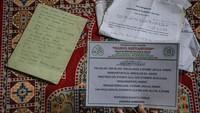 Ayat demi ayat dilantunkan. Sesekali, bacaan terhenti dalam diam. Tatapan mereka seolah larut mengikuti setiap ayat yang dibaca, meski belum semuanya mampu dilafalkan dengan lancar. Dzikir kembali dilantunkan, mengiringi butiran tasbih yang bergerak di antara jari. Ketika waktu salat tiba, mereka berkumpul mengikuti gerakan imam. Keheningan sesekali pecah oleh suara dari sudut ruangan. ANTARA FOTO/Salma Talita 