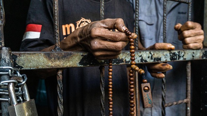 Sejumlah pasien dengan gangguan jiwa berada di salah satu ruangan dalam pusat rehabilitasi milikYayasan Bina Tauhid Darul Miftahudin.