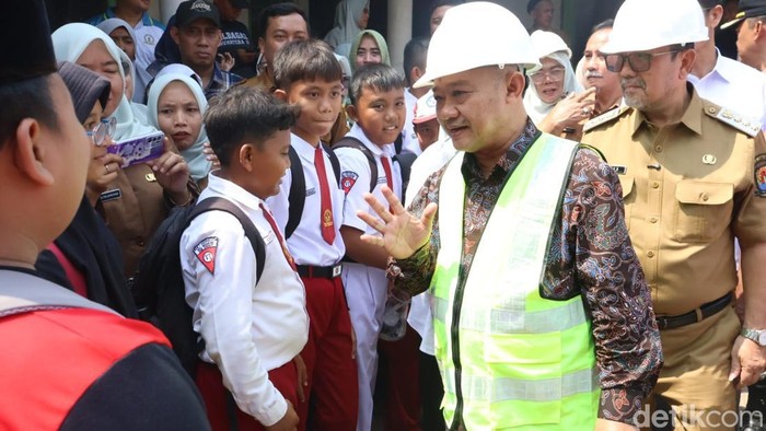 Menteri Pendidikan Dasar dan Menengah (Mendikdasmen) Abdul Muti saat berkunjung ke SDN 1 Kedungjaya