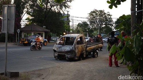 Mobil pikap yang terbakar di Jaln Bypass Ngurah Rai, Denpasar, Senin (28/9/2026).