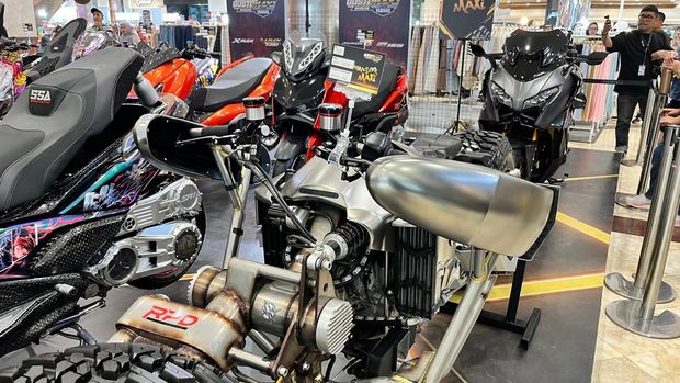 Modifikasi Yamaha Xmax jadi motor Batman Modifikasi Yamaha Xmax jadi motor Batman