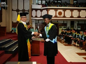 Mustapha Wisudawan UNS Asal Nigeria Ternyata Juara Pidato Bahasa Indonesia