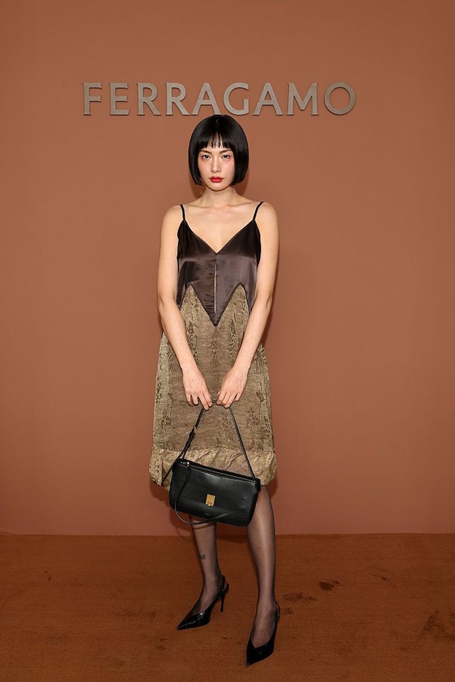 Aktris 34 tahun ini hadir sebagai salah satu brand ambassador Ferragamo. Ia muncul di publik usai diterpa kritik soal penampilannya yang diduga memakai filler bibir dalam serial ‘The Scandal’. Foto: Getty Images for Ferragamo/Daniele Venturelli