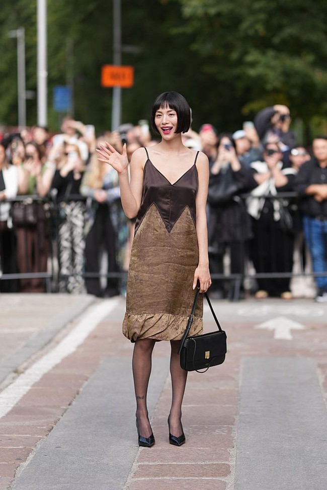 Nana juga tampil dengan gaya rambut baru. Rambutnya dipotong bob pendek, serta poni see-through yang membingkai wajah dengan lembut. Foto: Getty Images/Edward Berthelot