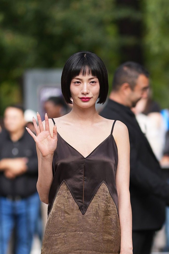 “Apabila bentuk bibirku mengganggu kenyamanan penonton, itu murni kesalahanku. Aku yakin pilihan pribadi yang aku lakukan itu ternyata tidak bijak dilakukan seorang aktris,” tulis Nana, menanggapi kritikan. Foto: Getty Images/Edward Berthelot