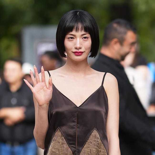 Gaya Nana Pakai Slip Dress di Show Ferragamo Usai Dikritik karena Filler Bibir