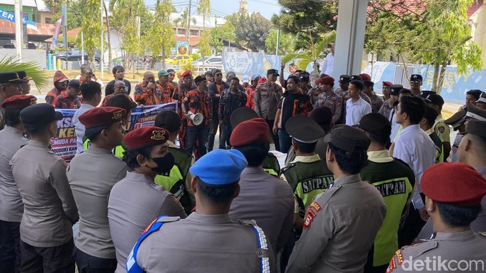 Ormas Pemuda Pancasila unjuk rasa di Kantor PLN Parepare, menuntut penghentian pemadaman listrik bergilir dan kompensasi bagi warga terdampak.
