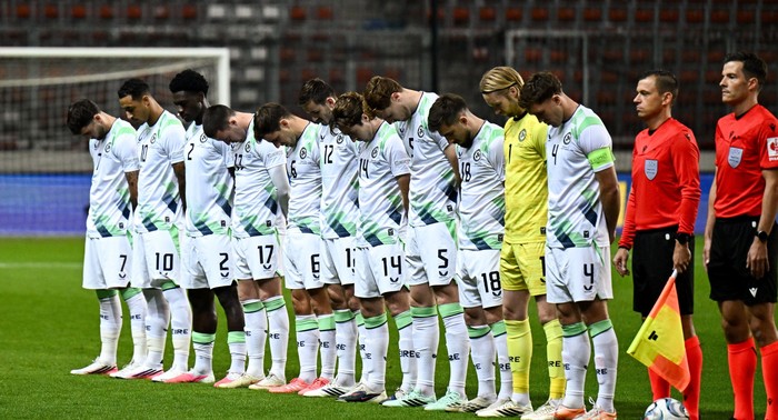 Para pemain Republik Irlandia menundukkan kepala saat lagu kebangsaan Israel dikumandangkan (Getty Images)
