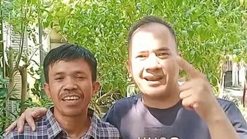 Pedangdut Saiful Jamil bersama Baharuddin alias Beron, Calon Kades Lamunga, Kecamatan Taliwang, Sumbawa Barat. (Istimewa)