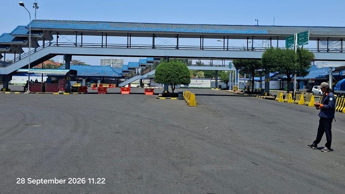 Situasi area parkir dalam Pelabuhan Gilimanuk, Jembrana yang tampak lengang, Senin (28/9/2026).