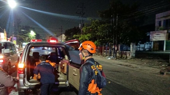 Evakuasi pemotor Aerox yang tewas di Jalan Jalan Arif Rahman Hakim, Keputih, Surabaya
