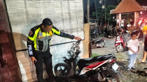Seorang pengendara sepeda motor tewas setelah menabrak truk di Jalan Denpasar-Gilimanuk di Banjar Dinas Lumajang, Desa Samsam, Kerambitan, Minggu (27/9/2026) malam.