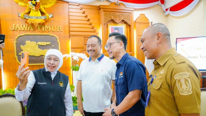 Gubernur Khofifah sapa atlet peraih emas dan perunggu Asian Games 2026 melalui video call