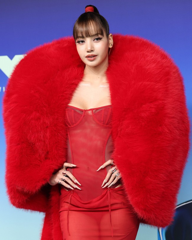 Lisa BLACKPINK mencuri perhatian sejak tiba di red carpet MTV Video Music Awards 2026, tampil berbalut gaun merah dramatis hingga model rambut ponytail dan poni ikoniknya. Foto: Instagram