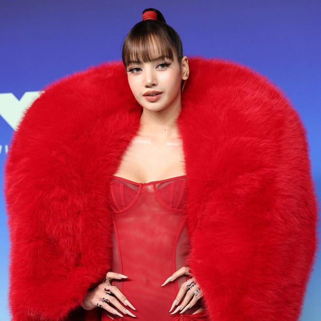 Gaya Dramatis Lisa BLACKPINK di MTV VMA 2026, Menang Best Pop Award