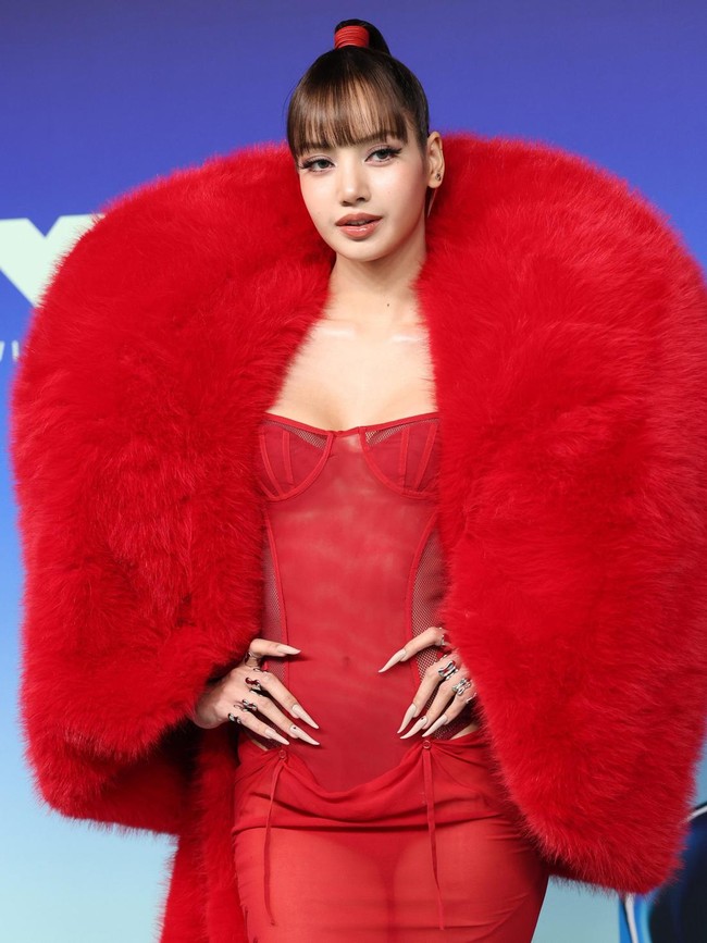 Gaya Dramatis Lisa BLACKPINK di MTV VMA 2026, Menang Best Pop Award