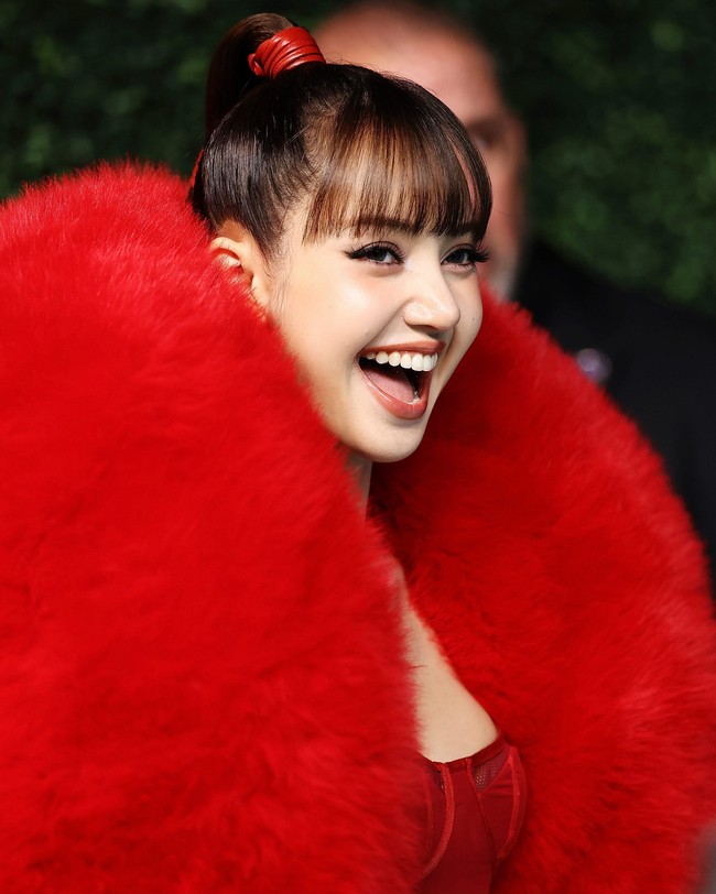 Penampilan Lisa BLACKPINK dilengkapi dengan mantel bulu panjang yang menyapu lantai rancangan desainer Cina-Amerika Quine Li. Serta pump heels serasi dari Jimmy Choo. Foto: Instagram